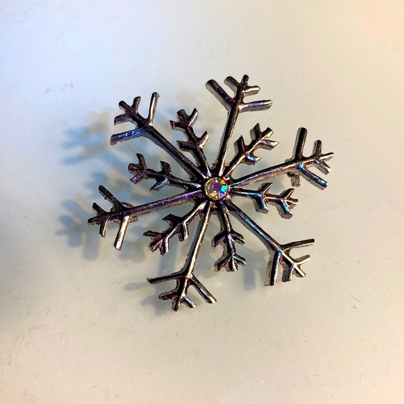 Silver Tone Snowflake Brooch - Picture 1 of 4
